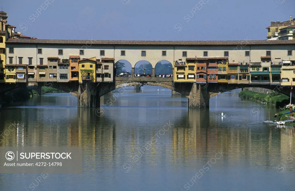 Ponte Vecchio spanning the river Arno