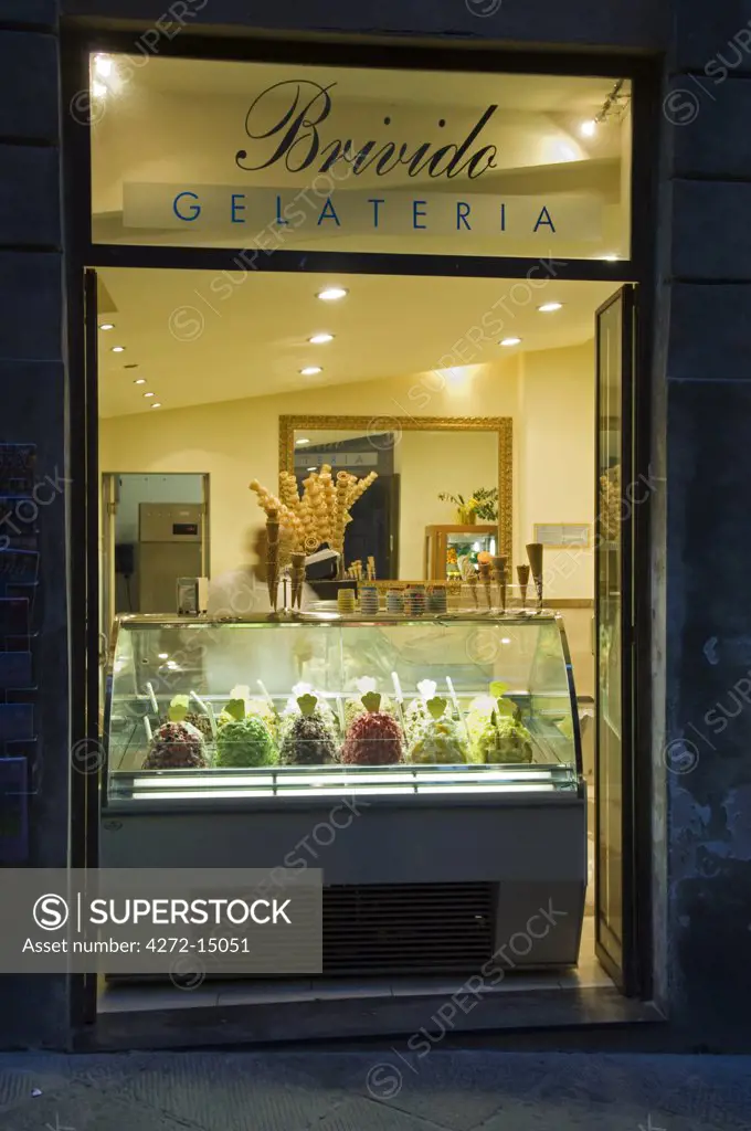 Italy, Tuscany, Siena. An Italian ice cream shop in one of Siena's narrow sidestreets.
