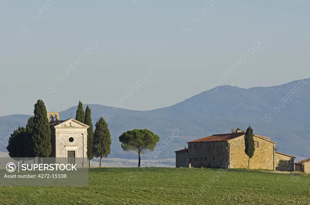 Italy, Tuscany, Val d'Orcia. Chapel of Vitaleta and farmhouse.