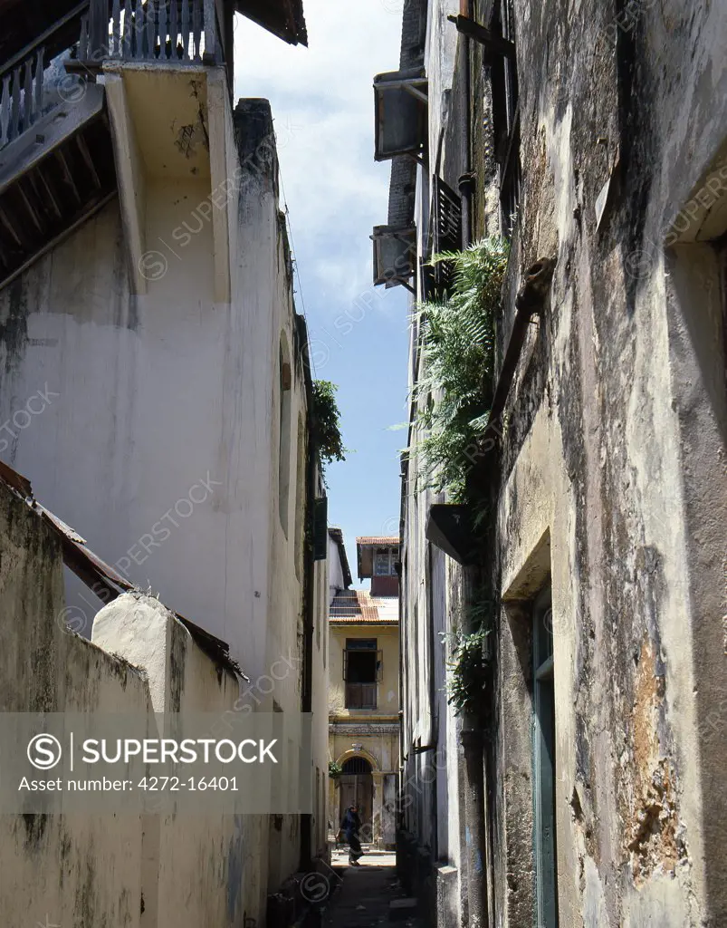 A narrow street in Mombasa's old town. The tall buildings built of coral blocks date back 150 years.
