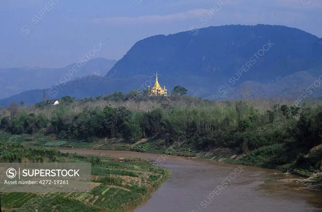 Wat Paa Phon Pao, 3 km southeast of the city a forest meditation Wat famous for the teachings of Ajaan Saisamut.  Saisamut died in 1992, his funeral was the largest monk's funeral Laos has seen in decades.  The temple is called Santi Jedi or Peace Pagoda and was built in 1988.Mekong River