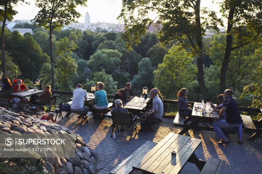 Lithuania, Vilnius, Uzupis District, People Sitting At Outdoor Patio At Tores Restaurant