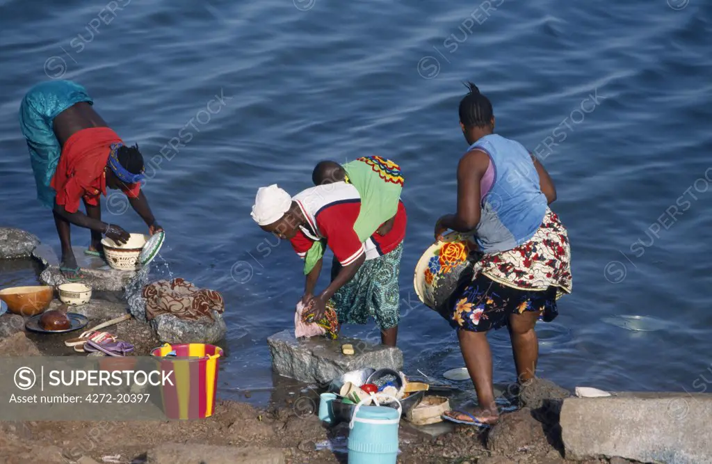 Peul woman and children washing clothes in the River Niger
