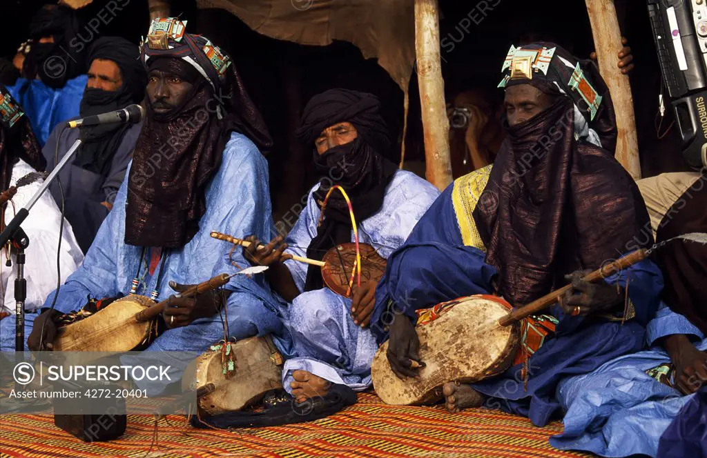 The Tuareg band Igbayen plus entourage opt for a more traditional setting rather than a stage performance at the Mali Festival in the Desert 2005