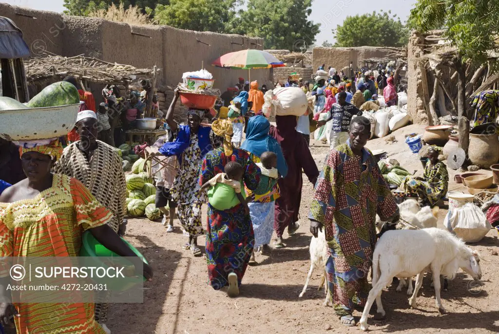 Mali, Bamako, Tinan. A busy weekly market at the small rural centre of Tinan situated between Bamako and Segou.