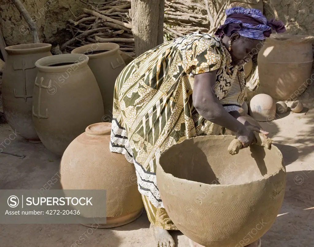 Mali, Segou, Kalabougou. A female potter making large clay pots at the village of Kalabougou, near Segou, which is renowned for its fine pottery.