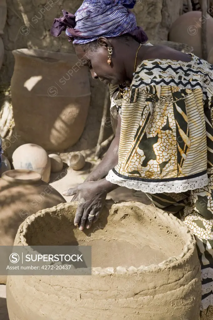 Mali, Segou, Kalabougou. A female potter making large clay pots at the village of Kalabougou, near Segou, which is renowned for its fine pottery.