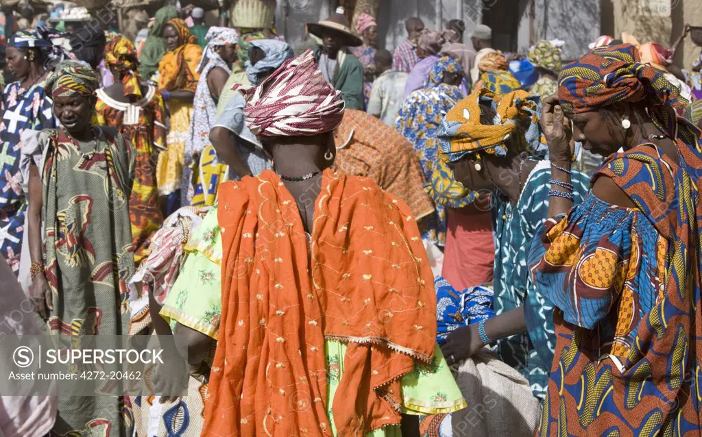 Mali, Djenne. Women at Djenne market. The weekly Monday market is thronged by thousands of people and is one of the most colourful in West Africa.