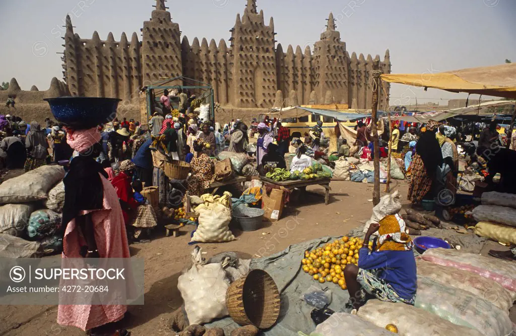 Mali, Djenne. A busy market conducted in front of the Mosque of Djenne or Grande Mosquee.
