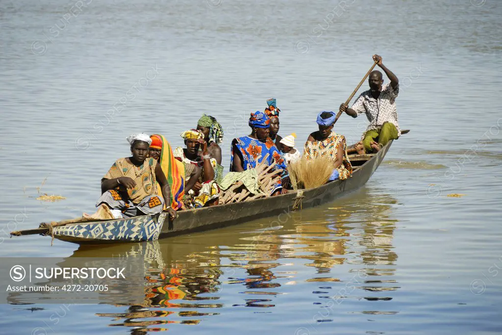 Pinasses crossing the Niger river in Mopti. Mali, West Africa