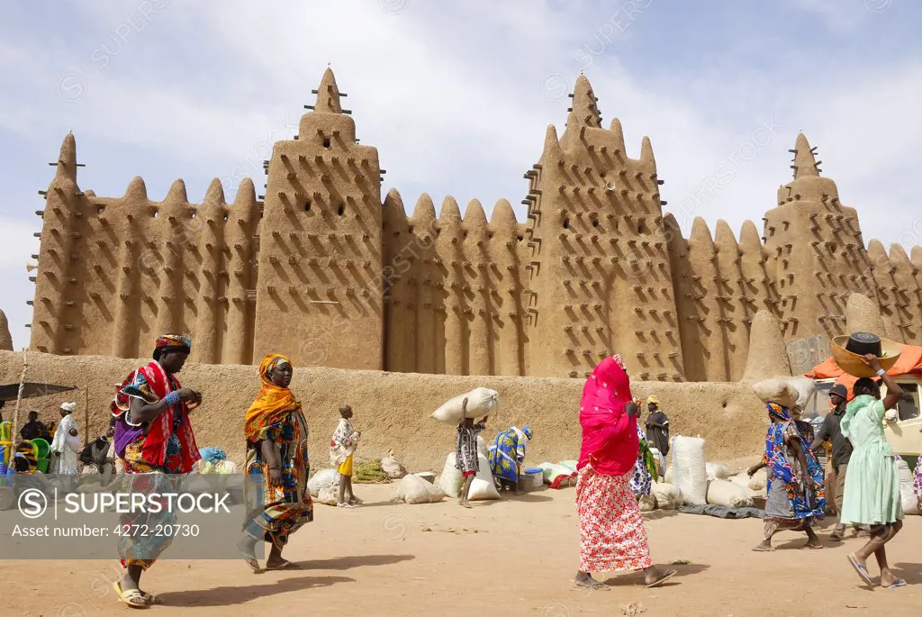 Market in front of the Djenee mosque,  a UNESCO World Heritage Site. Mali, West Africa