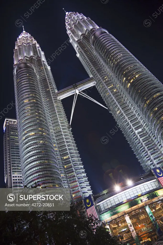 Malaysia, Kuala Lumpur, Kampong Baharu, night time view of the sky bridge linking the two Petronas Towers designed by the architect Cesar Pelli and the Suria KLCC shopping ccentre.