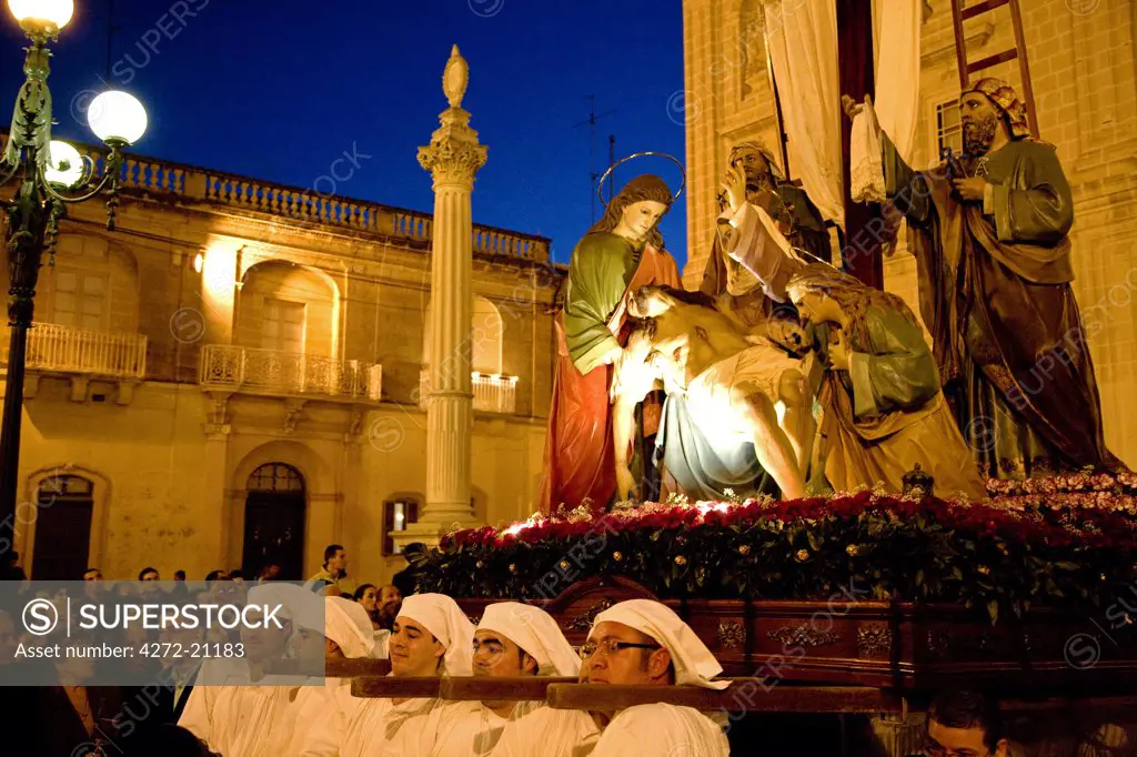 Europe, Malta, Qormi; A statue is carried depicting dead Christ's descention from the cross. Good Friday processions