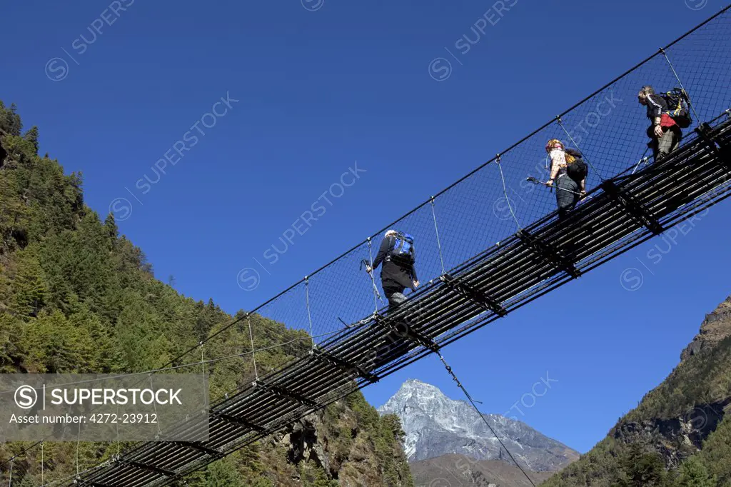 Nepal, Everest Region, Khumbu Valley. Between Lukla and Namche Bazaar the Everest Base Camp Trail crosses valleys via wire bridges.