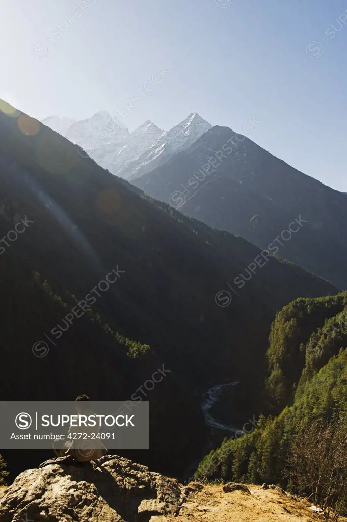 Asia, Nepal, Himalayas, Sagarmatha National Park, Solu Khumbu Everest Region, Unesco World Heritage, view over Dudh Kosi River, man sitting on a ridge