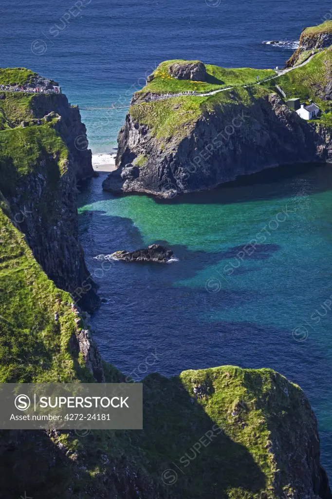 United Kingdom, Northern Ireland, Antrim, Ballycastle, Ballintoy, view of the Carrick a Rede Rope Bridge.