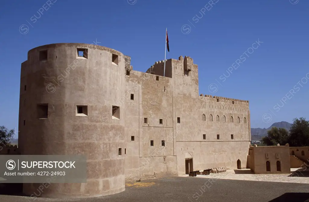 Jabrin Castle is a striking blend of defensive architecture and sophisticated artistry.  The palace at Jabrin was built around 1670 AD at the height of the Ya'aruba dynasty as a seat of learning for students of Islamic jurisprudence, medicine and astrology.