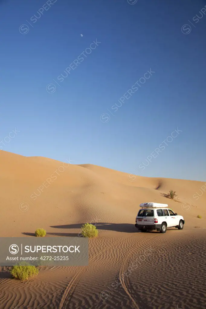 Oman, Empty Quarter. Driving through the vast dunes of the Empty Quarter.