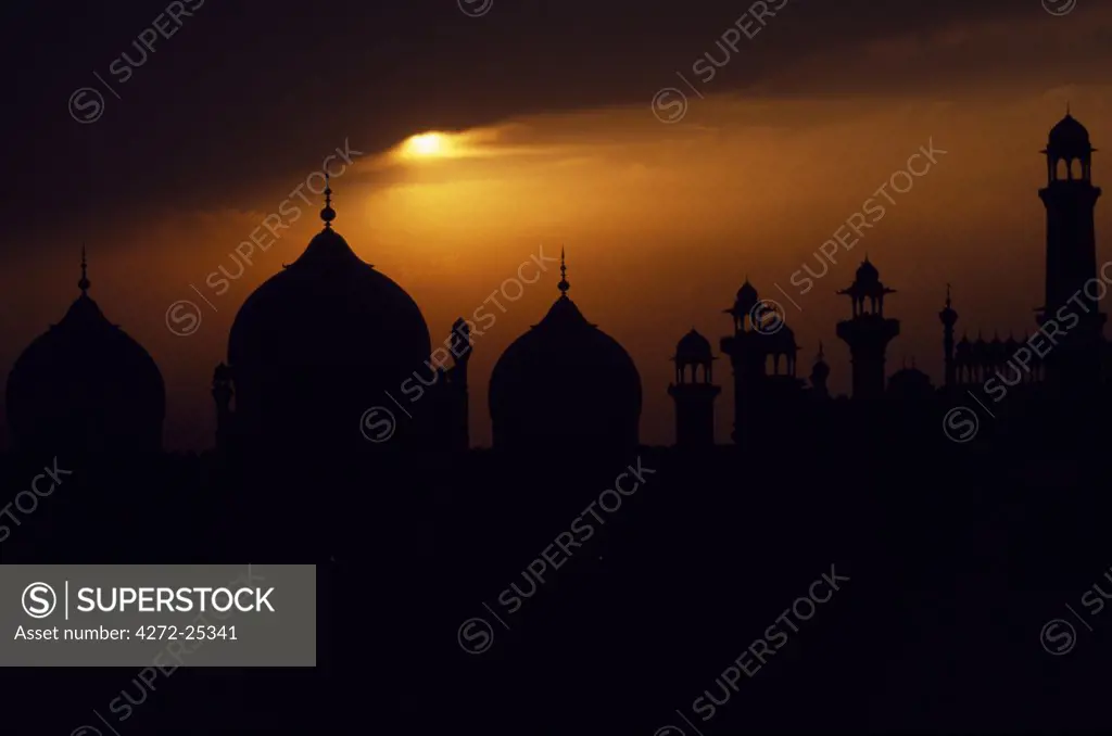 The domes and cupolas of the 17th-century Badshahi Mosque enliven the Lahore skyline.