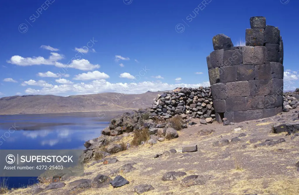 Chullpa (Inca burial chamber) with Lake Umayo behind.