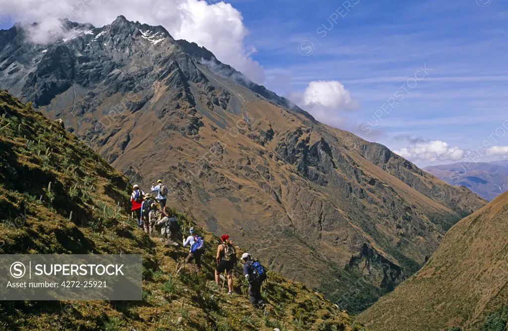 Peru, Andes, Cordillera Vilcabamba, Salkantay (or Salcantay) Trail. Trekkers head towards a small glacier lake at the foot of 5660m high Nevado Tucarhuay near Soraypampa.