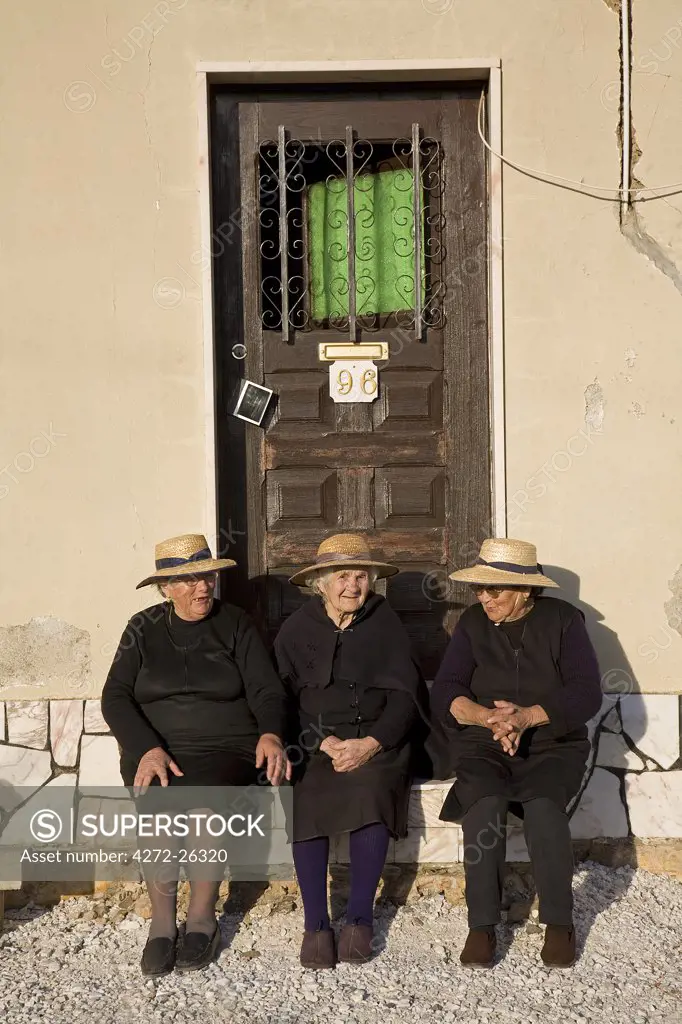 Portugal, Alentejo, Estremoz. Three elderly Portuguese ladies (Ana Carvallal, Marianna Bailao and Catarina Amaro) near the town of Estremoz in the Alentejo region of Portugal. It is customary for widows to always wear black.
