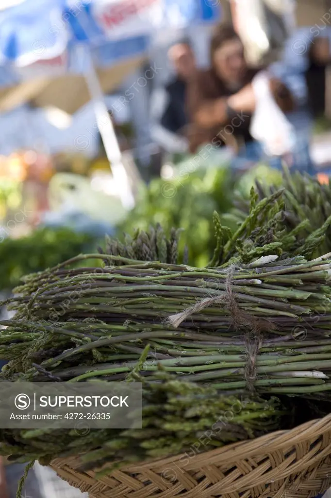 Portugal, Alentejo, Estremoz. Fresh asparagus for sale in the saturday market in the small town of Estremoz in the Alentejo region of Portugal. It is spring and the asparagus is in season.
