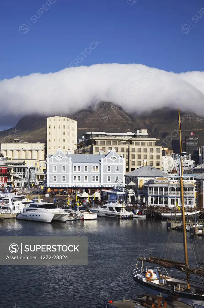 Victoria and Alfred Waterfront with Table Mountain in background, Cape Town, Western Cape, South Africa
