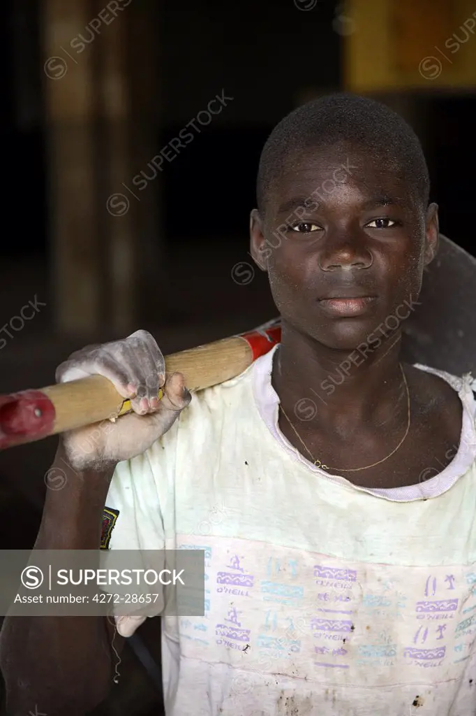A worker at the cocoa processing plant in Agua Iz_. Cocoa is the leading export of Sao Tom_ and Princip_. Sao Tom_ and Princip_ is Africa's second smallest country with a population of 193 000. It consists of two mountainous islands in the Gulf of New Guinea, straddling the equator, west of Gabon.