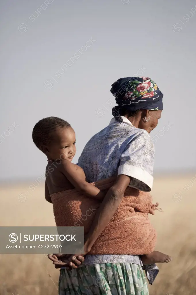 Botswana, Makgadikgadi, A bushman mother carries her child