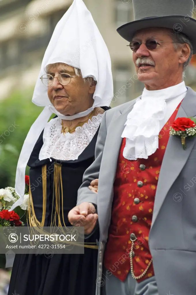 A Bride and Groom costume at the Unspunnen Festival Bicentenary, Interlaken, Jungfrau Region, Switzerland