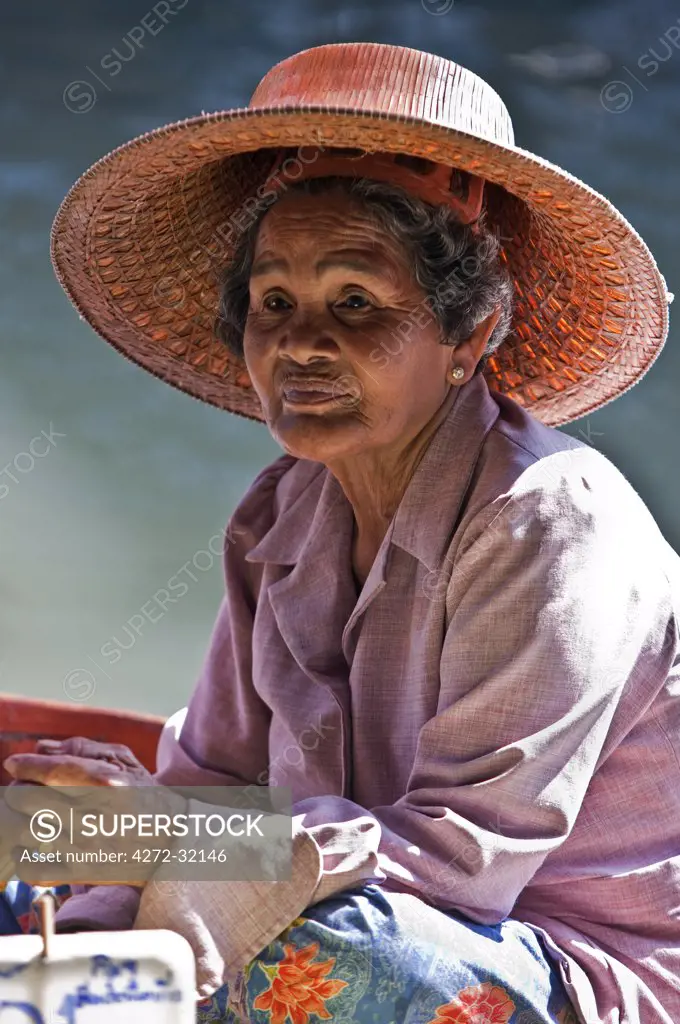 Thailand. An old lady at the bustling floating market at Damnern Saduak, 80 km southwest of Bangkok, which has been in existence since 1872.