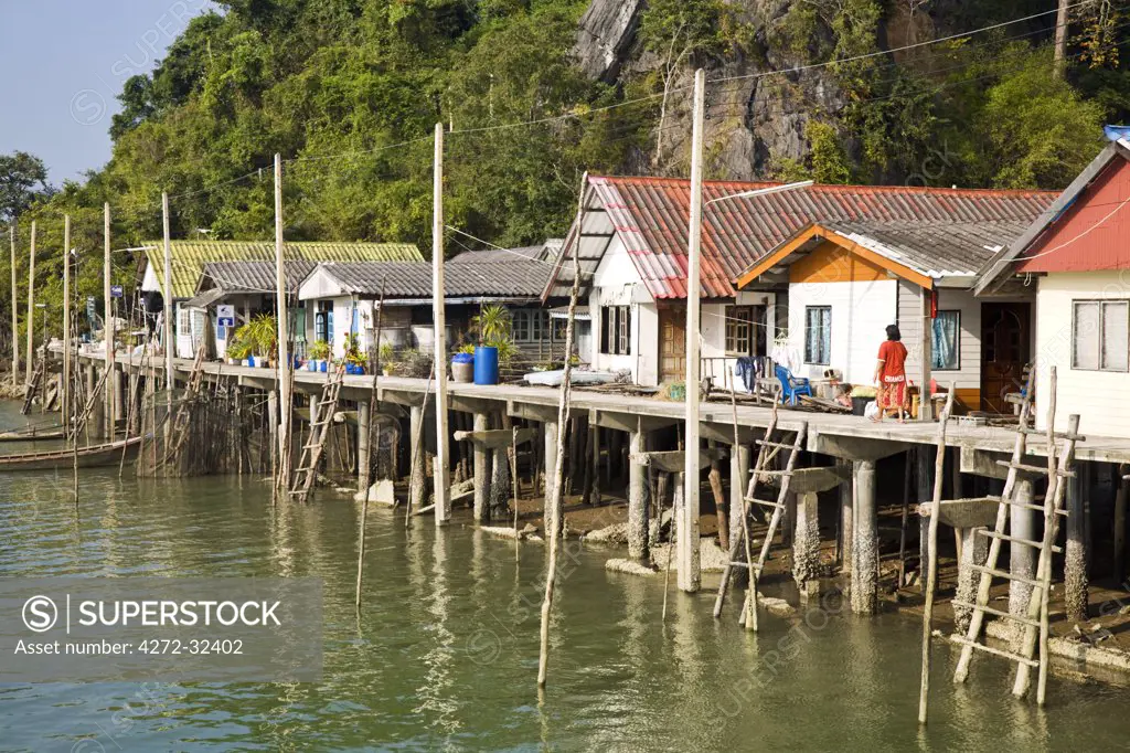 Thailand, Phang-Nga, Ko Panyi.  The Muslim fishing village of Ko Panyi.  The 2000 inhabitants are believed to be descended from seafaring families who arrived from Java over 200 years ago.