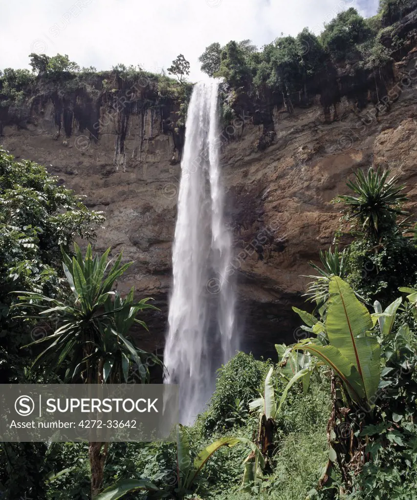 Situated in the fertile foothills of Mount Elgon, Sipi Falls is small but beautiful. Mount Elgon is an extinct volcano straddling the border between Uganda and Kenya; it rises to a height of 14,178 feet.