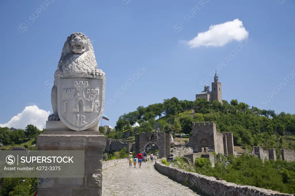 Bulgaria, Veliko Tarnovo. A statue of a lion guards the road to the the Tsarevets Castle.