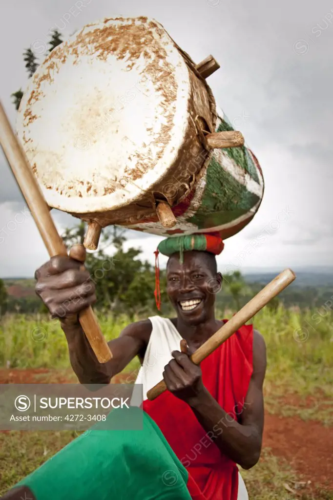 Gitega, Burundi. The traditional Tambourinares perform at Gitega museum. (MR)