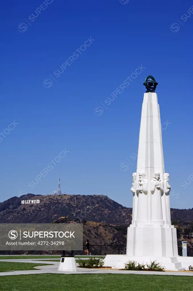 USA, California, Los Angeles. Philiosopher's Memorial at Griffith Observatory and the Hollywood Sign in Hollywood Hills.