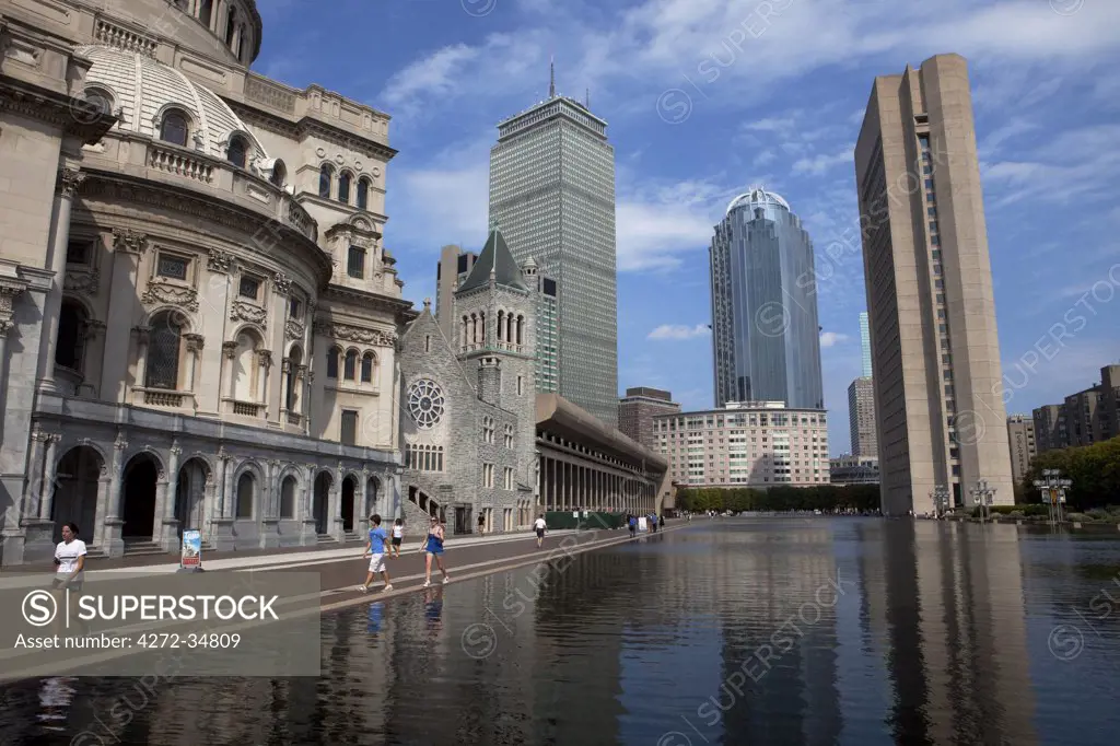 USA, Massachusetts, Boston.  The Mother Church, The First Church of Christ, Scientist, in the Back Bay area of Boston, Massachusetts founded by Mary Baker Eddy 1879, the impressive urban plazza and reflecting pool with the skyline of Boston as a backdrop