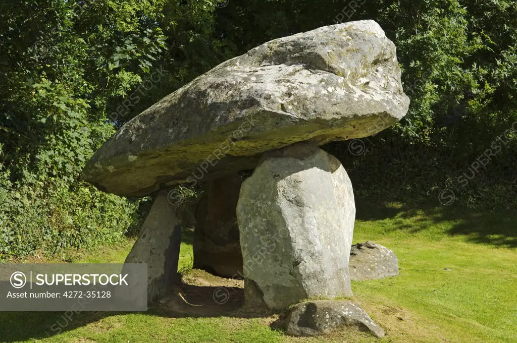 UK, Wales, Pembrokeshire. Located just outside the village of Newport in northern Pembrokeshire, Carreg Coetan Arthur is an ancient neolithic chambered tomb.