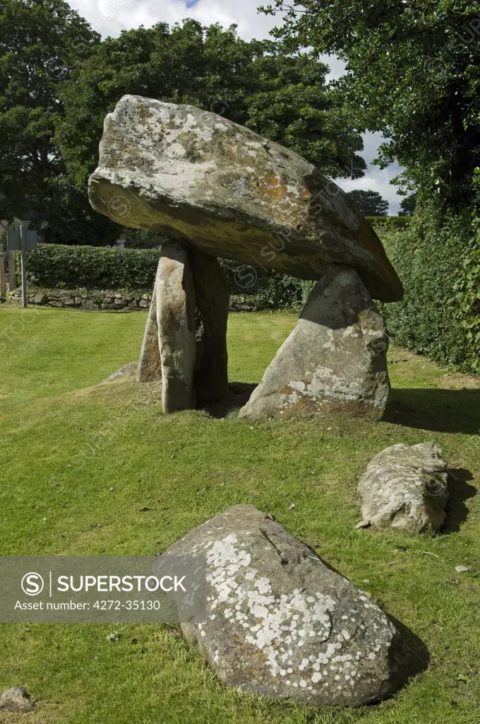 UK, Wales, Pembrokeshire. Located just outside the village of Newport in northern Pembrokeshire, Carreg Coetan Arthur is an ancient neolithic chambered tomb.