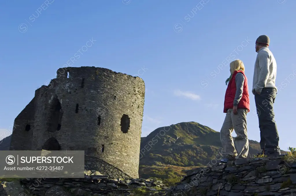 UK; North Wales; Snowdonia;  Couple sightseeing at Dolbadarn Castle, Llanberis. (MR)