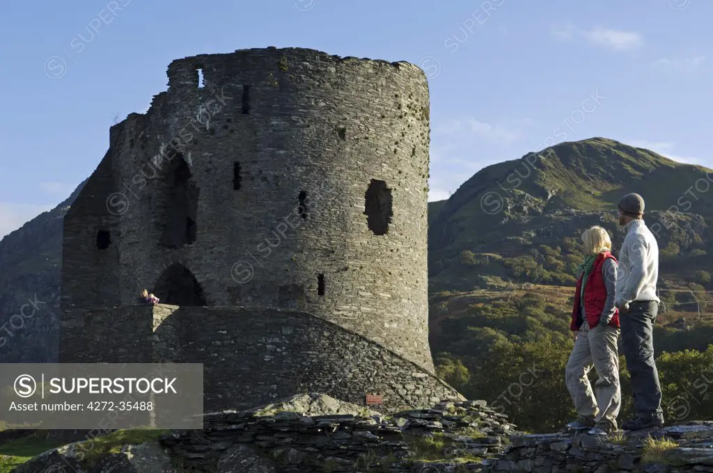 UK; North Wales; Snowdonia;  Couple sightseeing at Dolbadarn Castle, Llanberis. (MR)