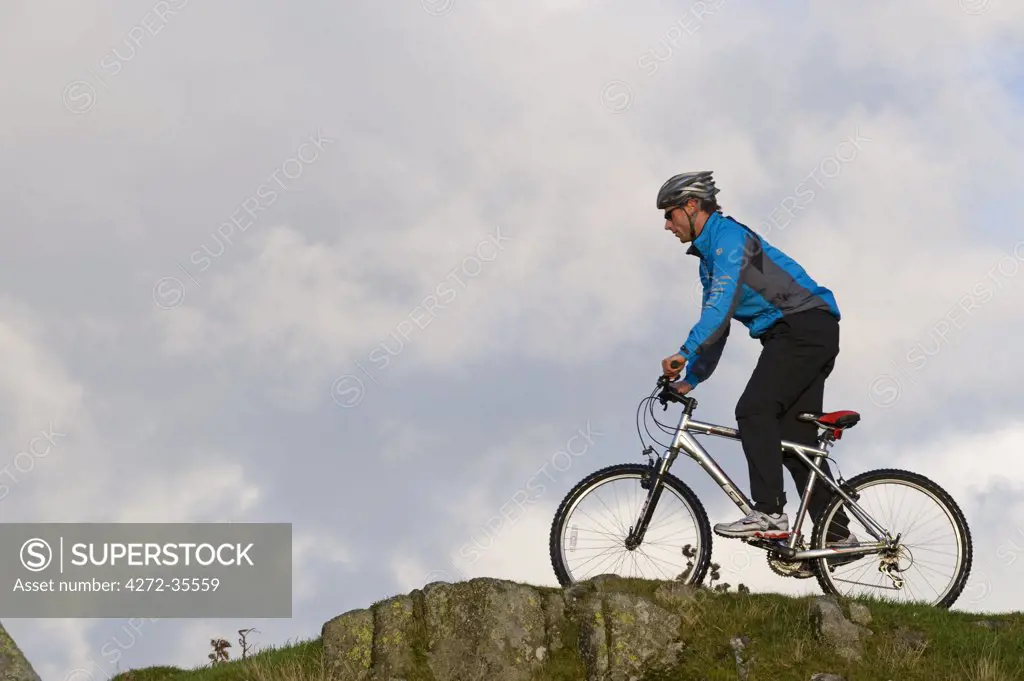 Gilar Farm, Snowdonia, North Wales. Man mountain biking .  (MR)