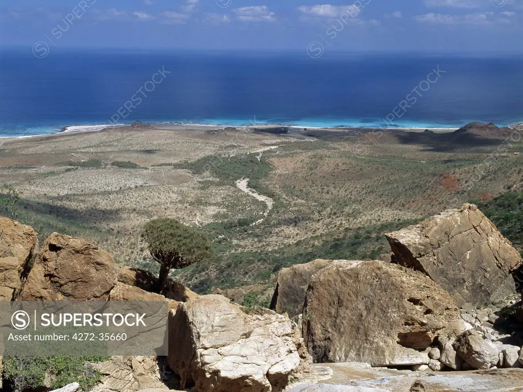 A view of the Hala Coast from the top of Dikevkev Gorge on the Homhil Mountains.