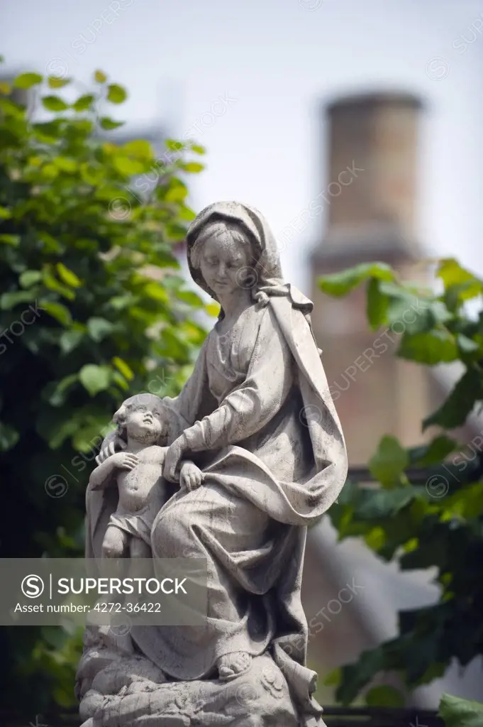Europe, Belgium, Flanders, Bruges, old town, Unesco World Heritage Site, stone statue of Madonna and child