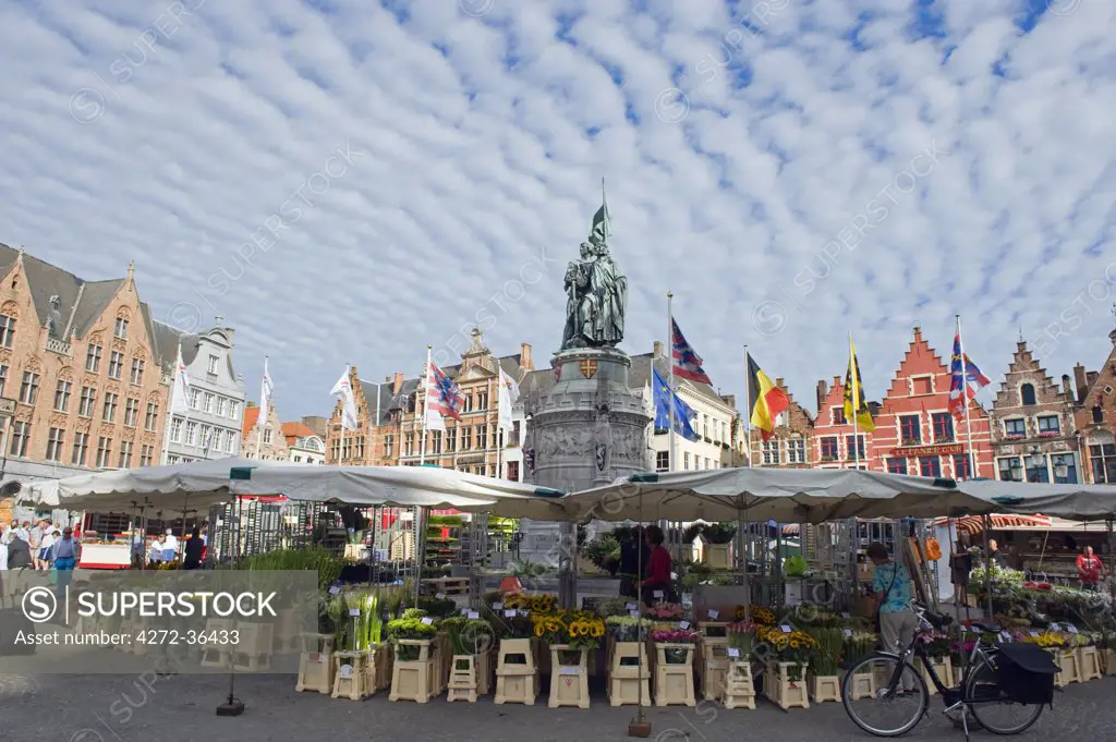 Europe, Belgium, Flanders, Bruges, monument to Pieter De Coninck & Jan Breydel, market in market square, old town, Unesco World Heritage Site