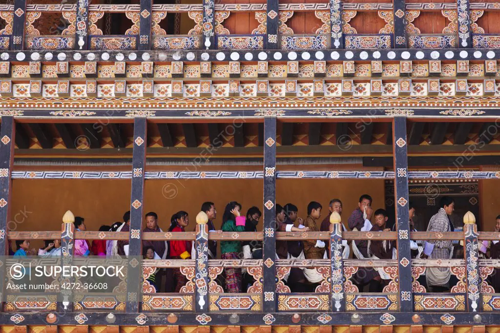 Queuing for blessings at Trongsa Dzong.