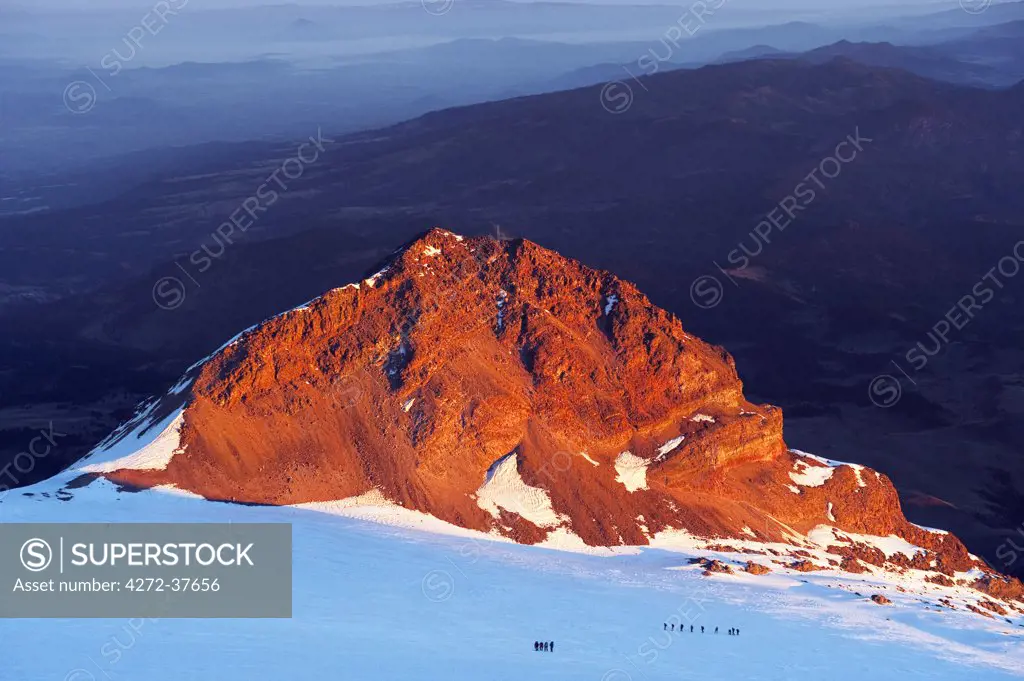 North America, Mexico, Pico de Orizaba (5610m); highest mountain in Mexico, Veracruz state, sunrise