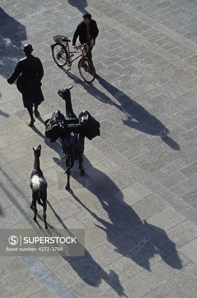 Life-size sculpture enlivens a pedestrian precinct in central Kunming