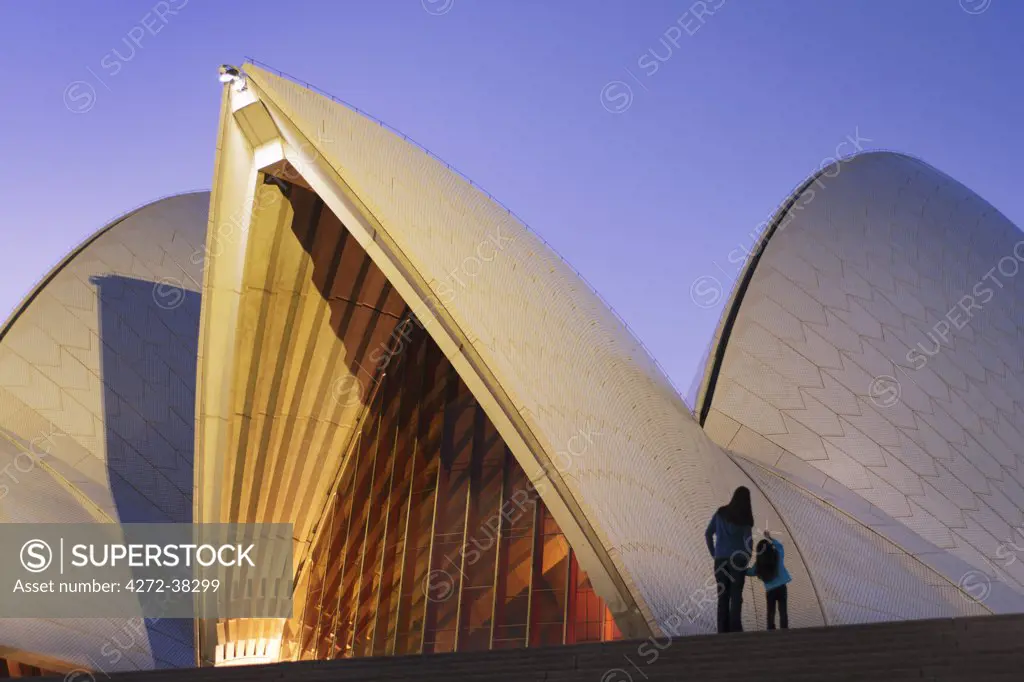 Australia, New South Wales, Sydney, Sydney Opera House, Woman and child looking towards opera house at dusk MR